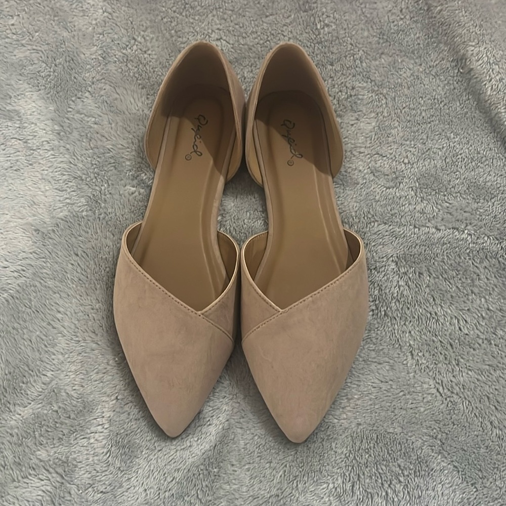 Qupid flats - tan/beige color NWOT